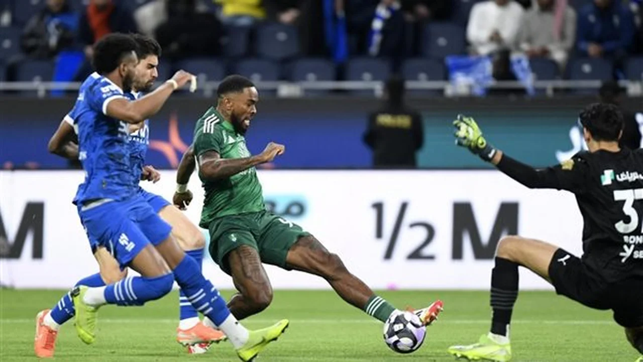 تابع القمة السعودية.. القنوات الناقلة لمواجهة أهلي جدة والخليج في الدوري ترقبًا للنتيجة